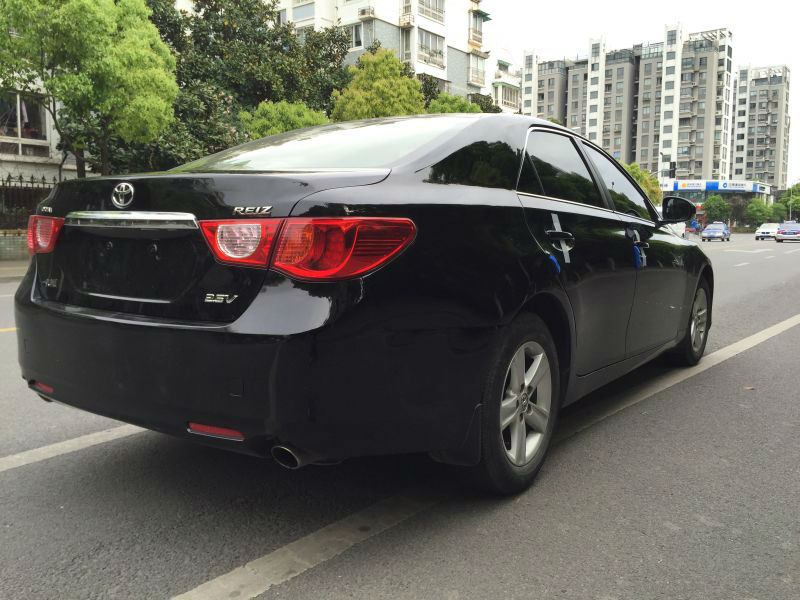 丰田锐志2.5v 黑色