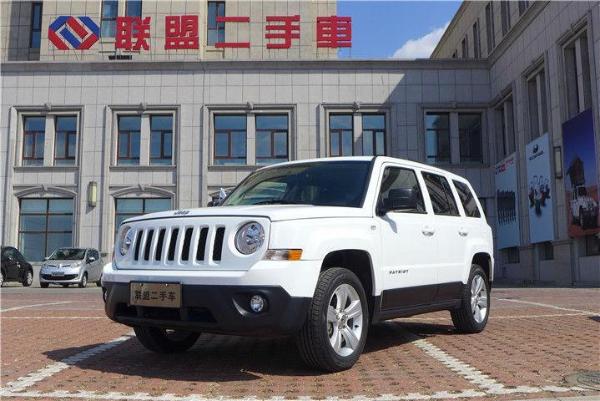 【哈尔滨】2015年10月 jeep 自由客 2.0 两驱运动版 白色 自动档