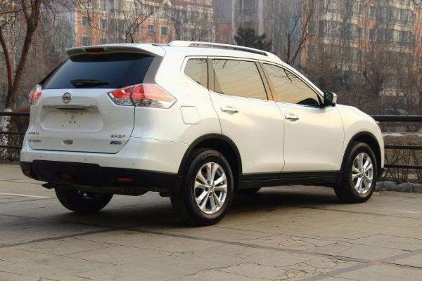 日产 奇骏 新势代 2.5 xv 四驱运动版