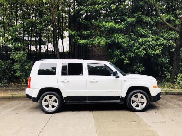 2012年5月jeep 自由客 2.4l cvt 豪华版 四驱