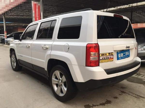 【南宁】2012年2月 jeep 自由客 2012款 2.4 运动版 2.4 白色 自动档