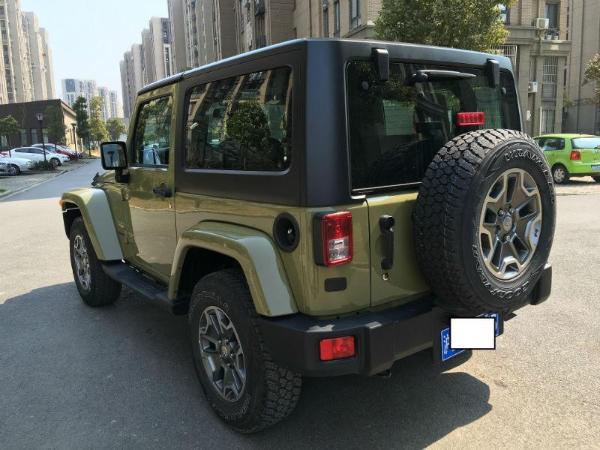 【上海】2013年10月 jeep 牧马人 3.6 两门 sahara 绿色 自动档