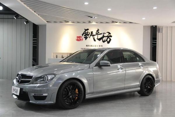 【上海】2013年12月 奔驰c级 amg c63 amg 6.2动感型 银灰 自动档