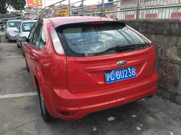 【上海】2010年8月 福特 福克斯两厢 1.8l 手动舒适型 红色 手动挡