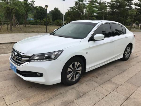 【汕头】2015年1月 本田 雅阁 2014款 2.0l cvt lx舒适版 白色 自动档