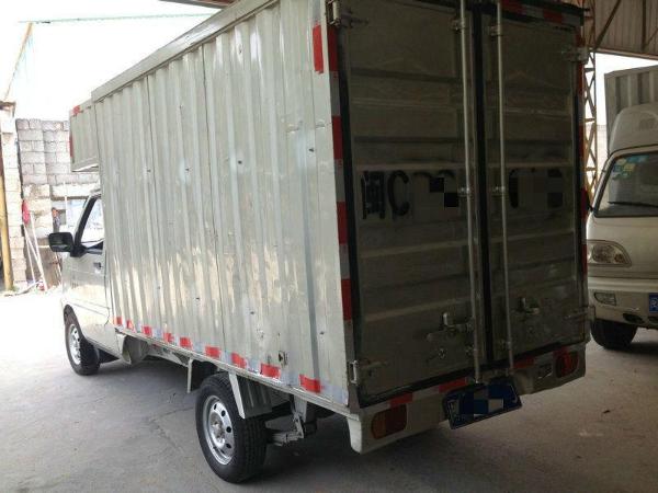 0l 手动 单排厢式小货车 银灰 手动挡
