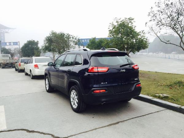 【杭州】2015年12月 jeep 自由光 2.4 都市版 蓝色 手自一体