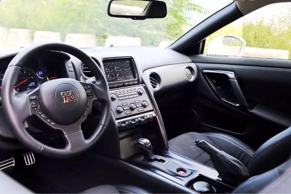 【北京】2015年7月 日产 gt-r 3.8t 动感酷黑内饰版 白色 手自一体